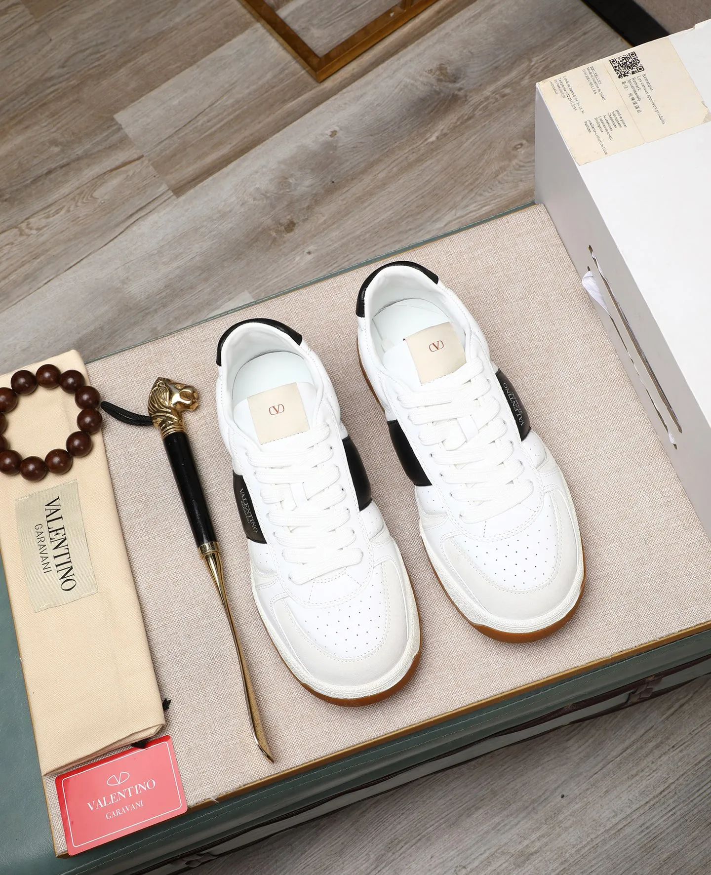 Men's shoes 💰740 [Valentino] Couple model, size: ▪️Size: Women's model 35-40 Men's model 39-44 (45 customized) Valentino Valentino Couple model Joie de Jouer series Velcro Thick sole Bread shoes Couple model Casual sneakers White shoes Original purchase and development Production Joie de Jouer series The style is simple but not out of style. The pure white base is paired with fresh green and soft beige, and the unique Velcro design highlights your personality. Every detail tells fashion and quality. Wear it, take a confident step, and start the trend journey. Delivered in exquisite packaging🛍📦 ▪️Material: Original custom imported first-layer cowhide ▪️Inner lining: Original custom made soft sheepskin lining ▪️Outsole: Original open-molded non-slip TPU material ▪️Sole thickness: 3.5CM